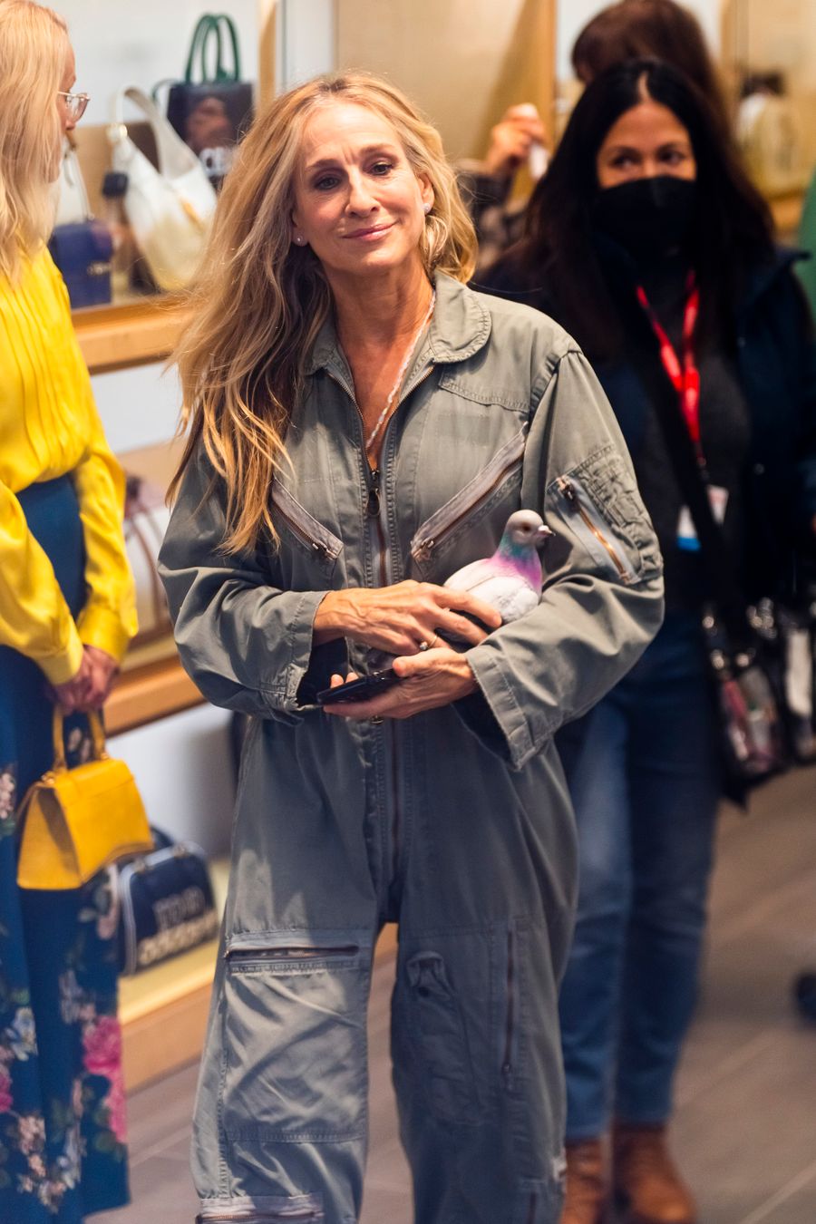 Sarah Jessica Parker como Carrie Bradshaw con bolso de paloma de JW Anderson