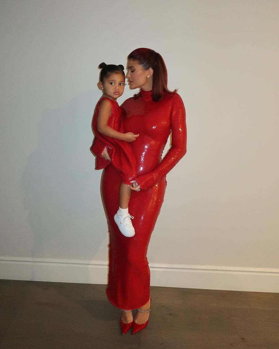 Kylie y Stormi en looks coordinados