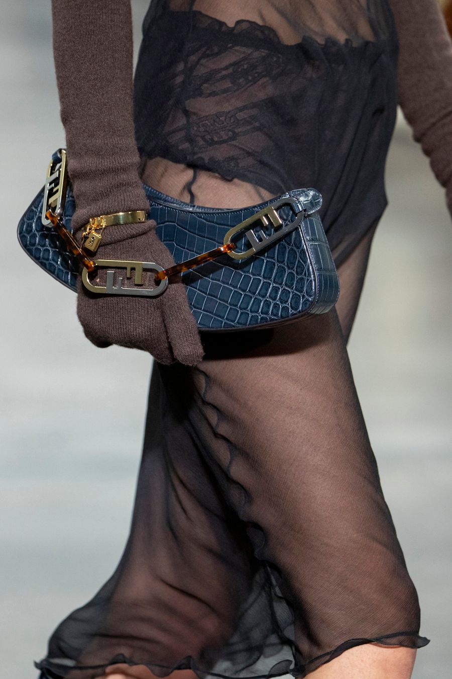 FENDI O'Lock Swing_W AW22 Runway Images_#33.jpg