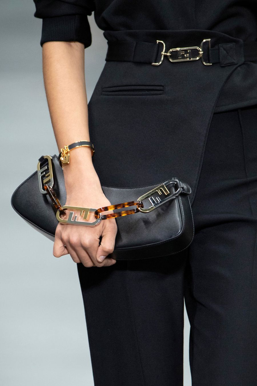 FENDI O'Lock Swing_W AW22 Runway Images_#36.JPG