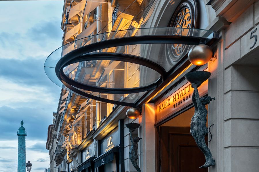 Park-hyatt-paris-vendome-facade-rue-de-la-paix-night-light-colonne-vendome.jpg