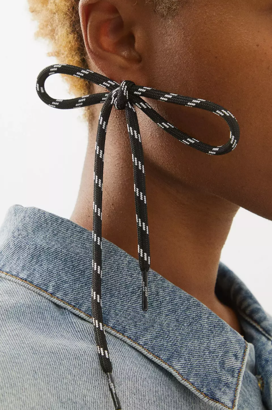 aretes agujetes balenciaga