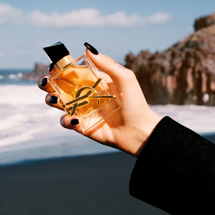 Copia de Copia de ysl_dmi_fraw_libre_le-parfum-22_behind-the-scene_dua-pack-in-hand-close-up_square_3000x3000px_rgb (1).jpg