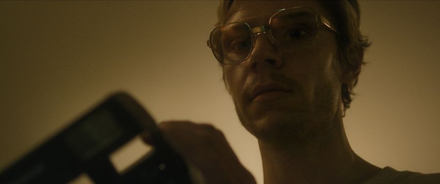 DAHMER_S1_E1_00_22_01_11R.jpg