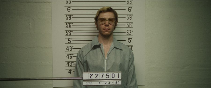 DAHMER_S1_E2_00_01_38_23R.jpg