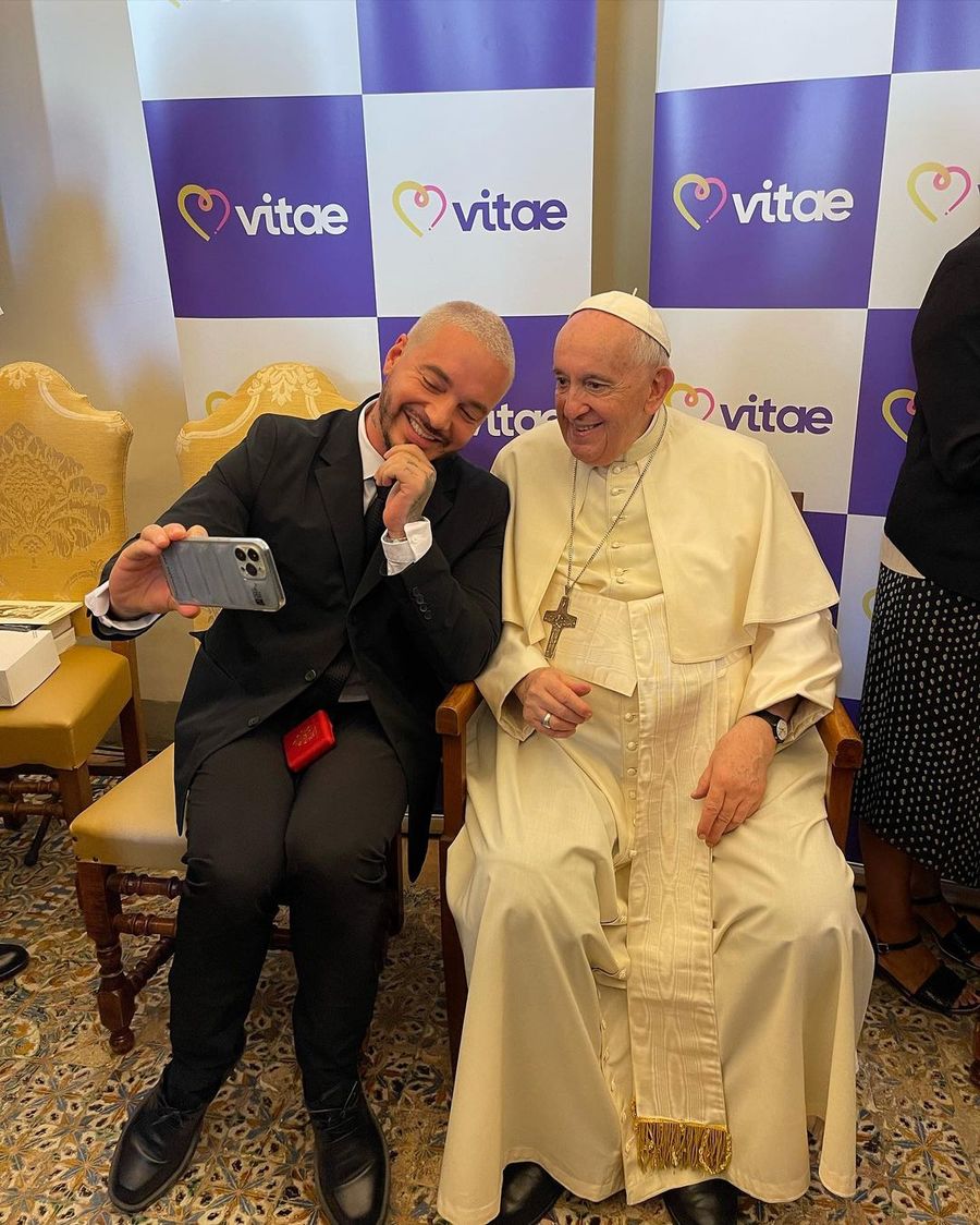 J-balvin-papa-francisco.jpg