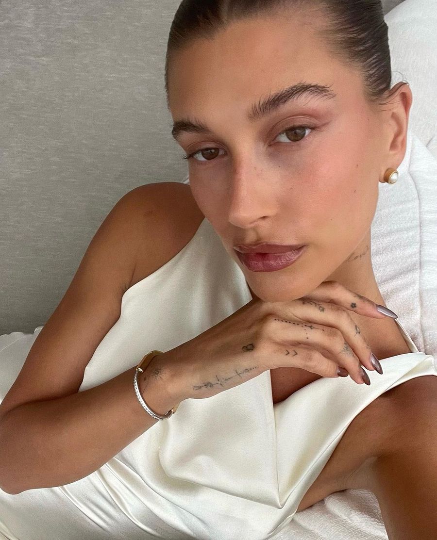 Hailey Bieber acusada de apropiación cultural por "imponer" la tendencia de labios cafés glaseados.