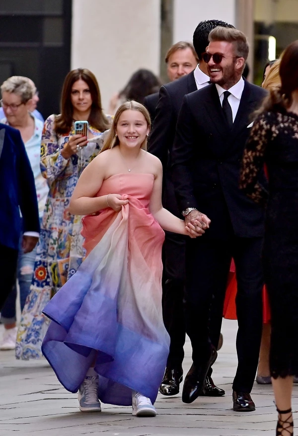 harper-beckha-vestido-tenis.jpg
