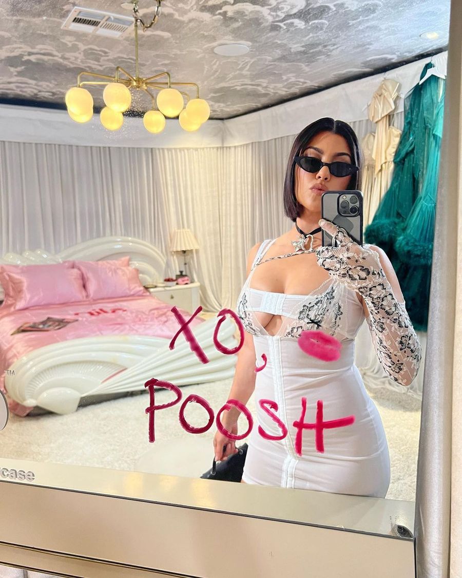 kourtney-kardashian-bra.jpg