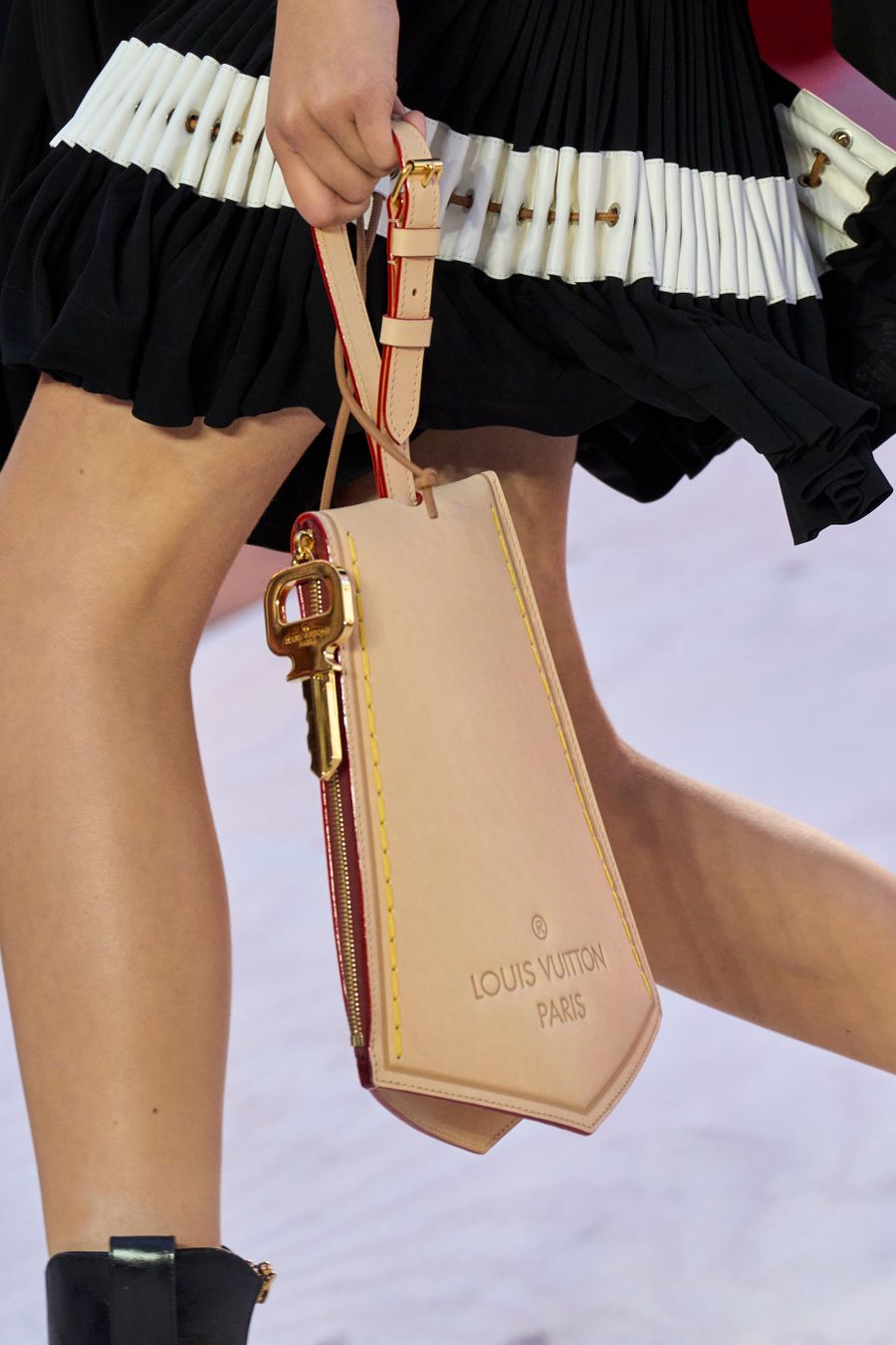 VUITTON ss23 desfile escala proporciones