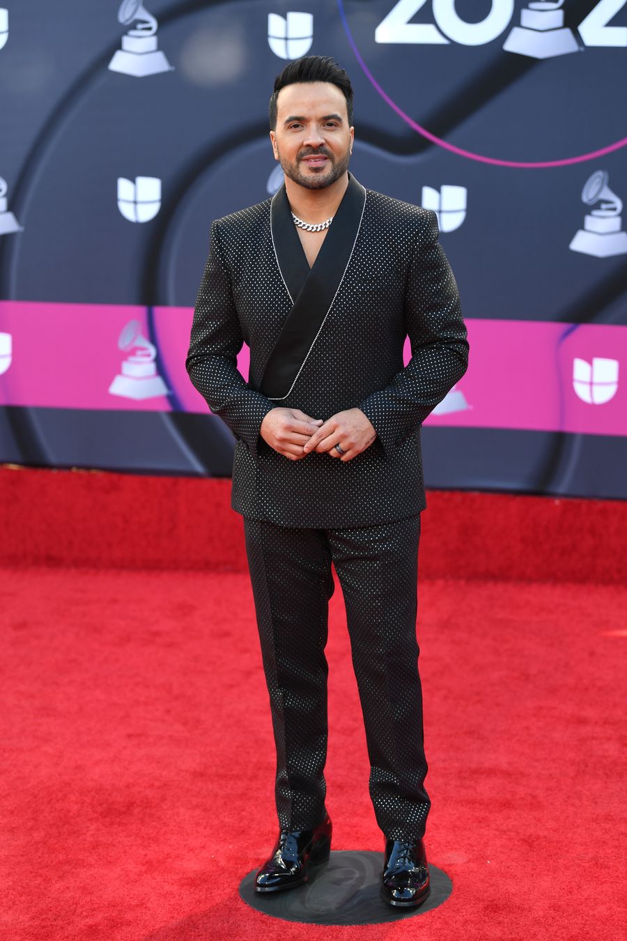 Luis Fonsi en la red carpet de los Latin Grammy 2022. 