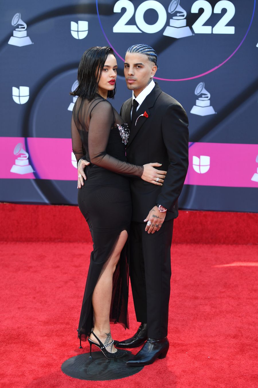 Rosalía y su novio, Rauw Alejandro en la red carpet de los Latin Grammy. 