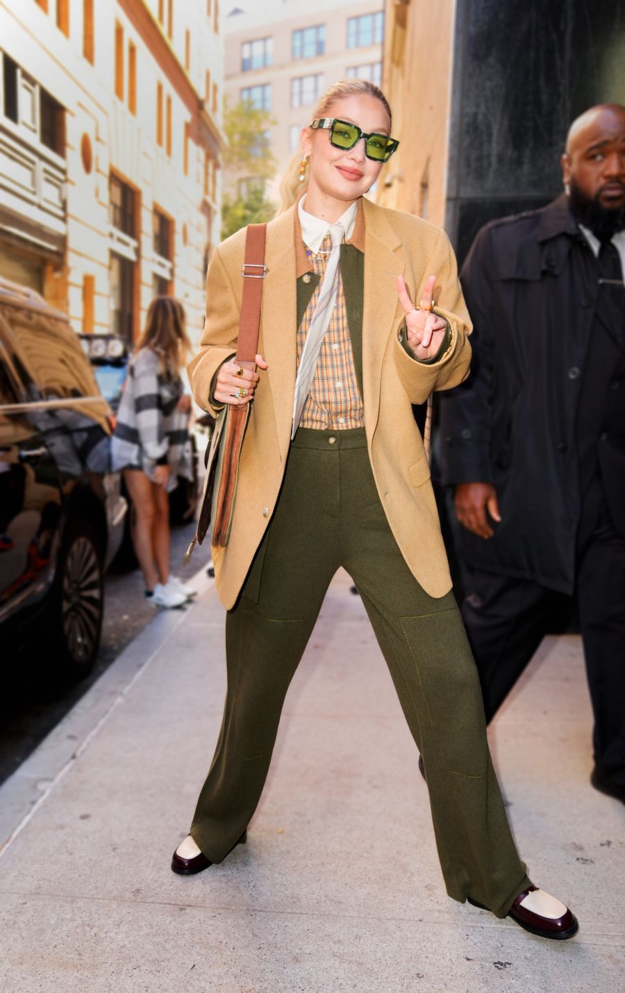Gigi eleva el preppy look con una corbata.