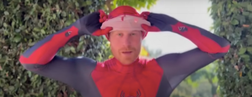 Harry le envía un emotivo mensaje a niños vestido de Spider-Man. 