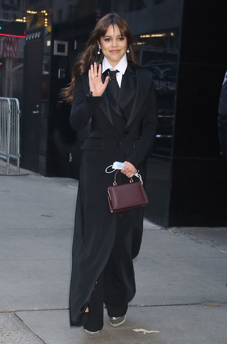 Jenna Ortega le agrega el toque "Merlina" a su look con una corbata negra.