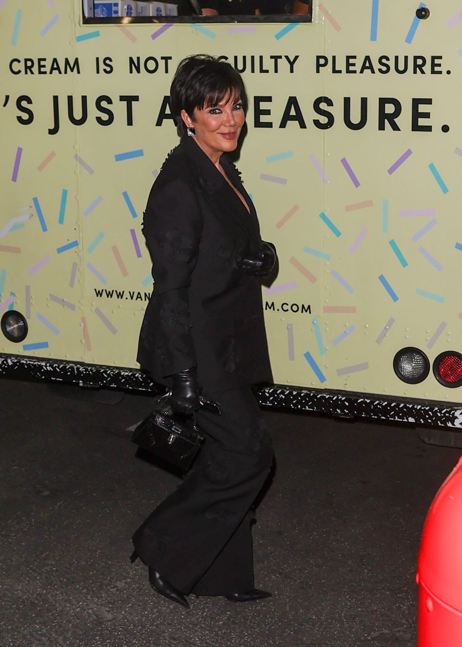 La matriarca del clan Kardashian también se unió a la tendencia gótica en el Bar Mitzvah de Mason Disick.