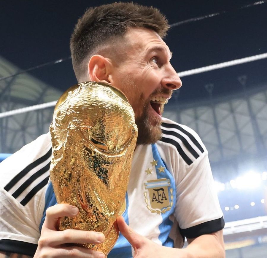 Leo Messi gana la Copa del Mundo junto a la selección argentina.