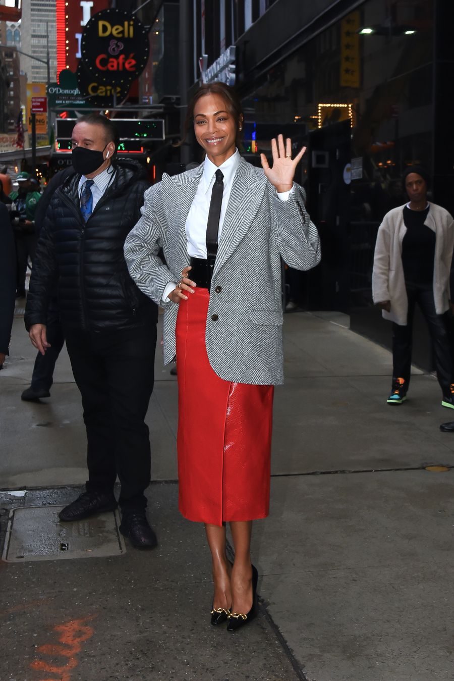 Zoe Saldana eligió este look protagonizado por una corbata para visitar ABC Studios.