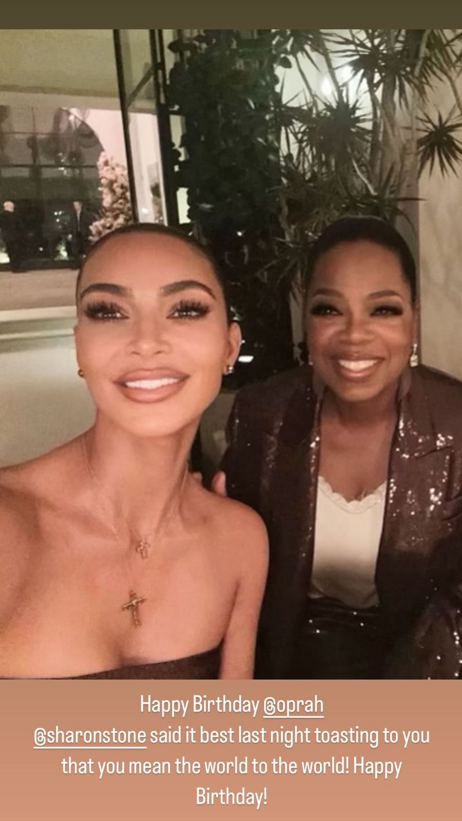Kim Kardashian felicita a Oprah en su cumpleaños. 