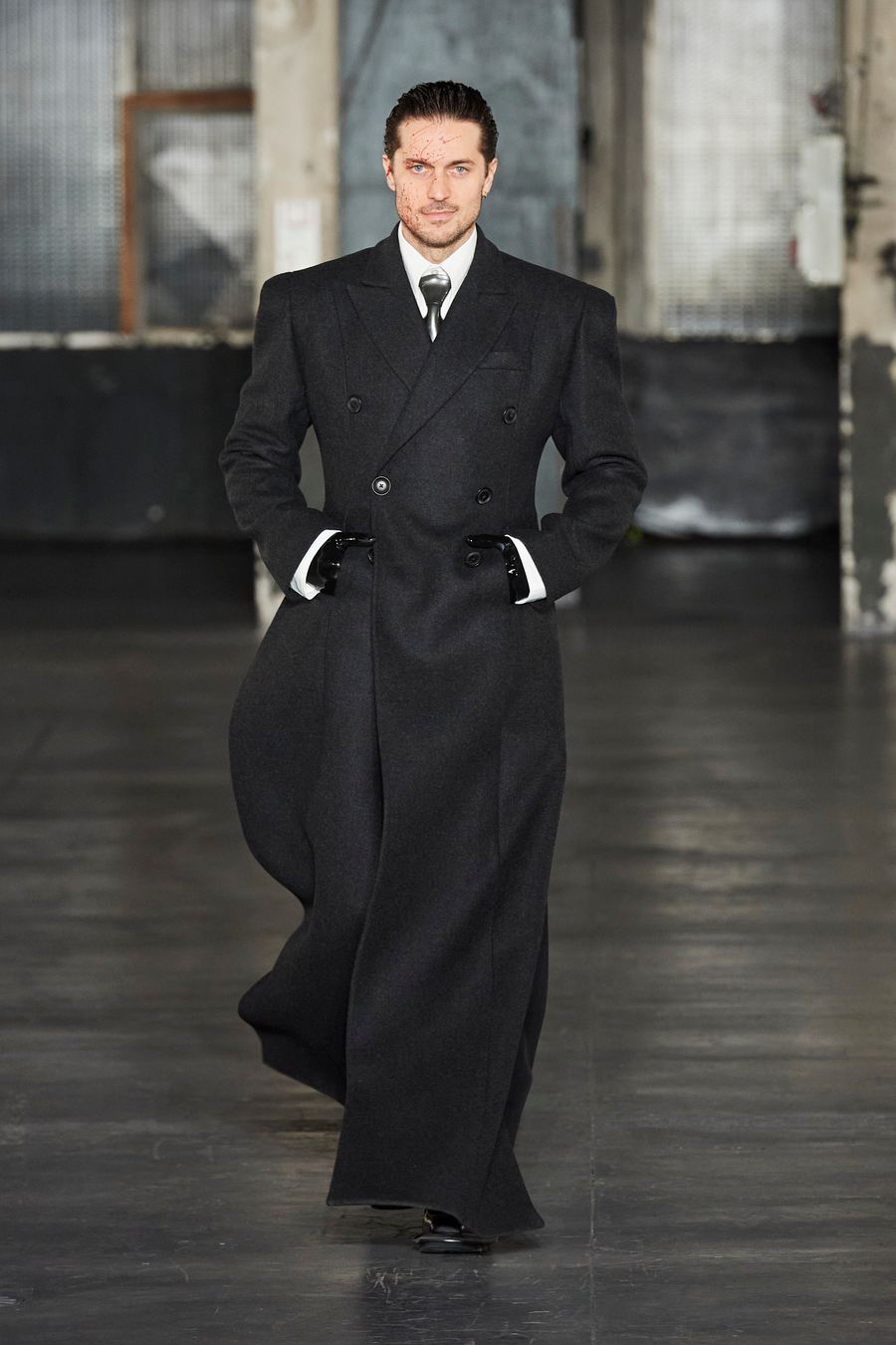 lucas-bravo-gabriel-paris-fashion-week-pasarela.jpg