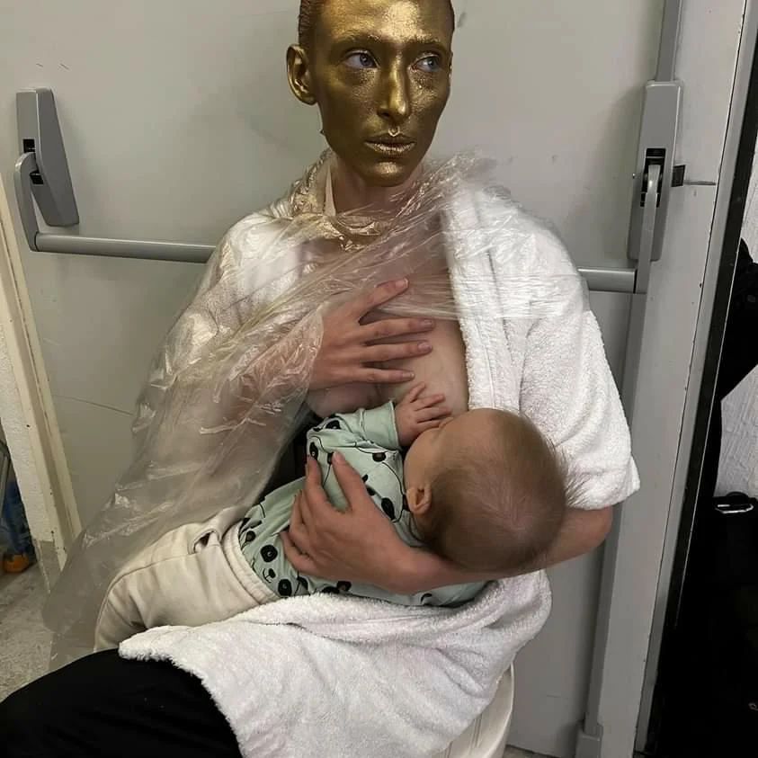 modelo-amamantando-schiaparelli.jpeg