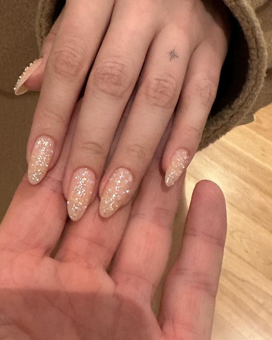 selena-uñas-swarovski.jpg