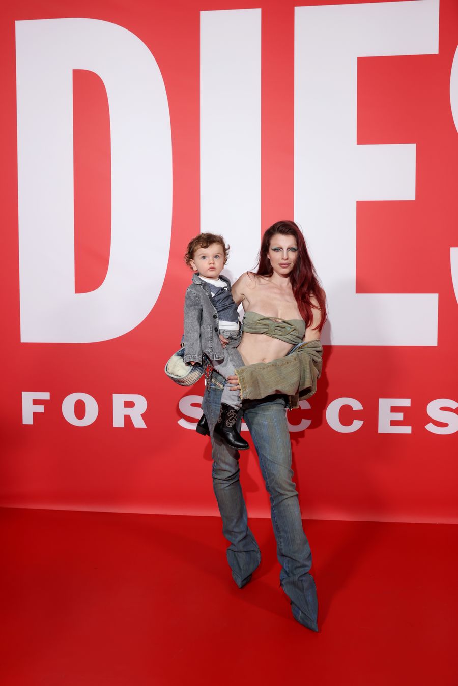 julia fox diesel hijo valentino botas