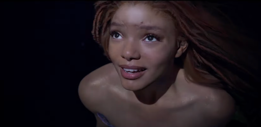Halle Bailey en el tráiler de La Sirenita.png