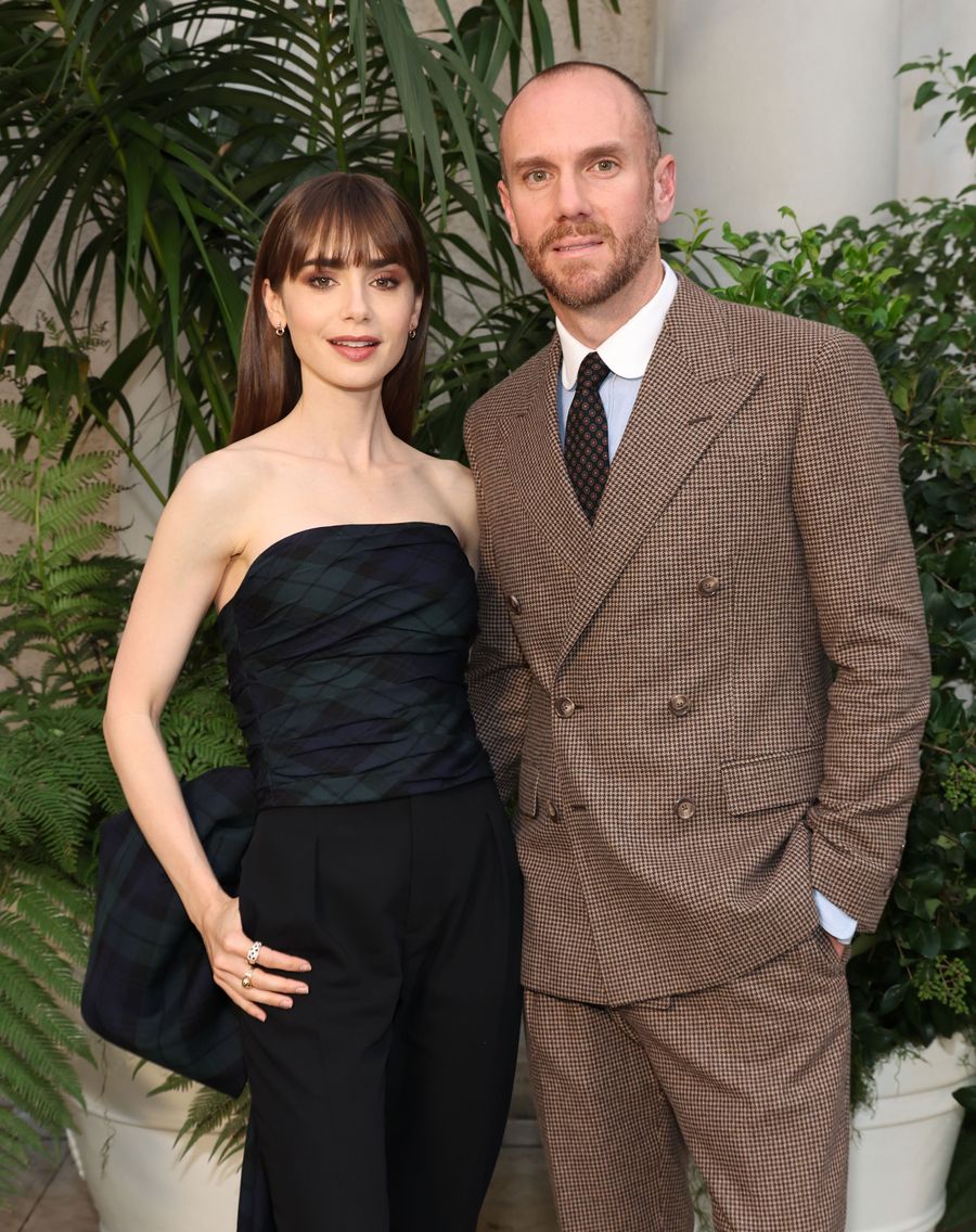 Lily Collins y su esposo, Charlie McDowell en el desfile SS23 de Ralph Lauren.