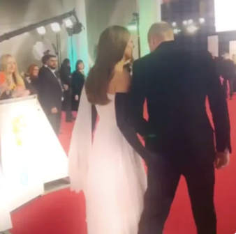El exacto momento en el que Kate le dio una nalgadita a William en la red carpet.
