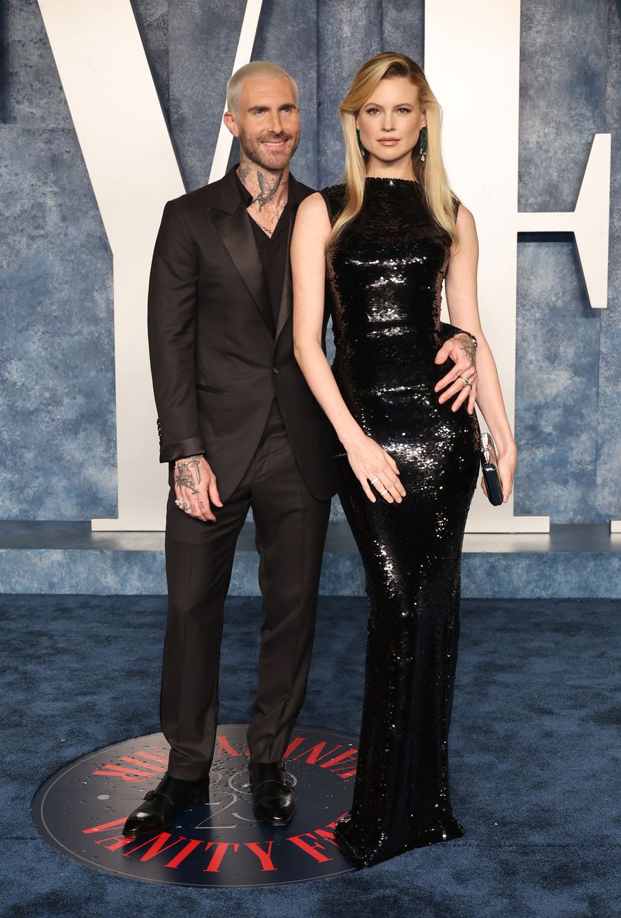 Adam Levine y Behati Prinsloo en la red carpet de Vanity Fair.