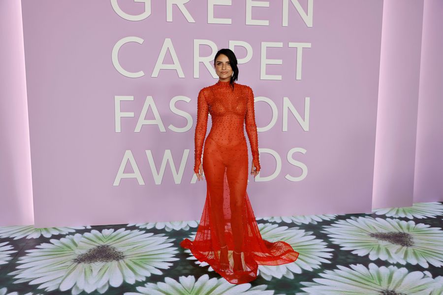 Aislinn Derbez usa un diseño de Iann Dey para los Green Carpet Awards.