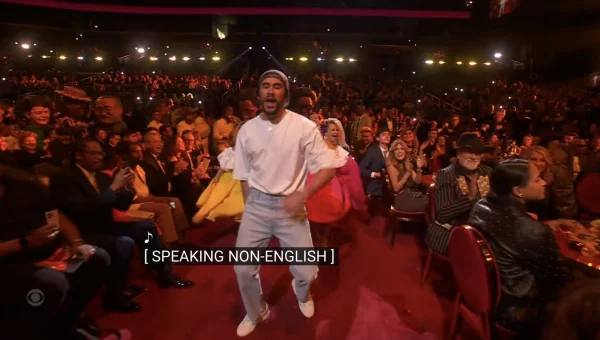 La transmisión de los Grammys usó títulos racistas durante el perfomance de Bad Bunny.