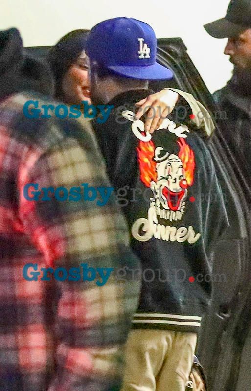 Bad Bunny y Kendall Jenner se besándose a las afueras de un restaurante en Los Ángeles.