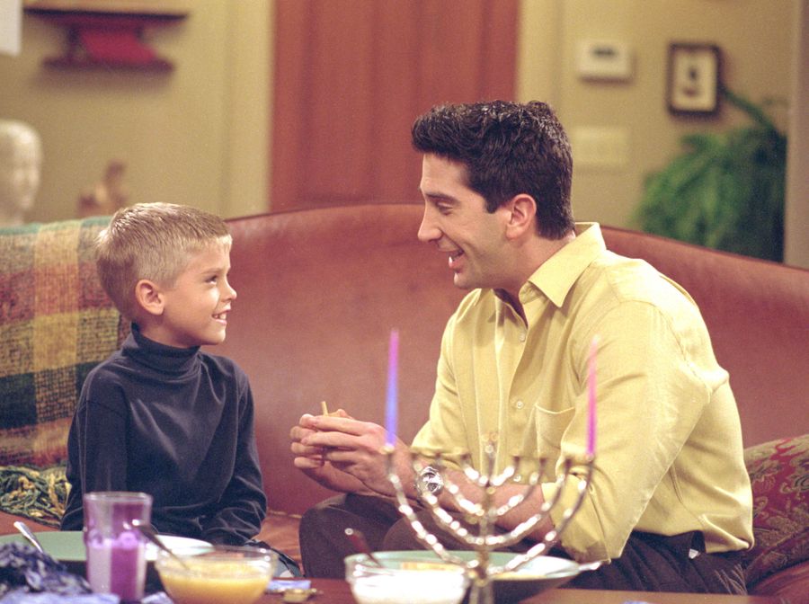 Cole Sprouse interpretó a Ben Geller en Friends cuando tenía siete años.
