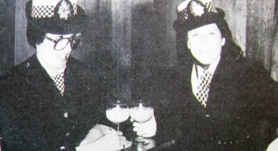 Lady Di y Sarah Ferguson disfrazadas de policías