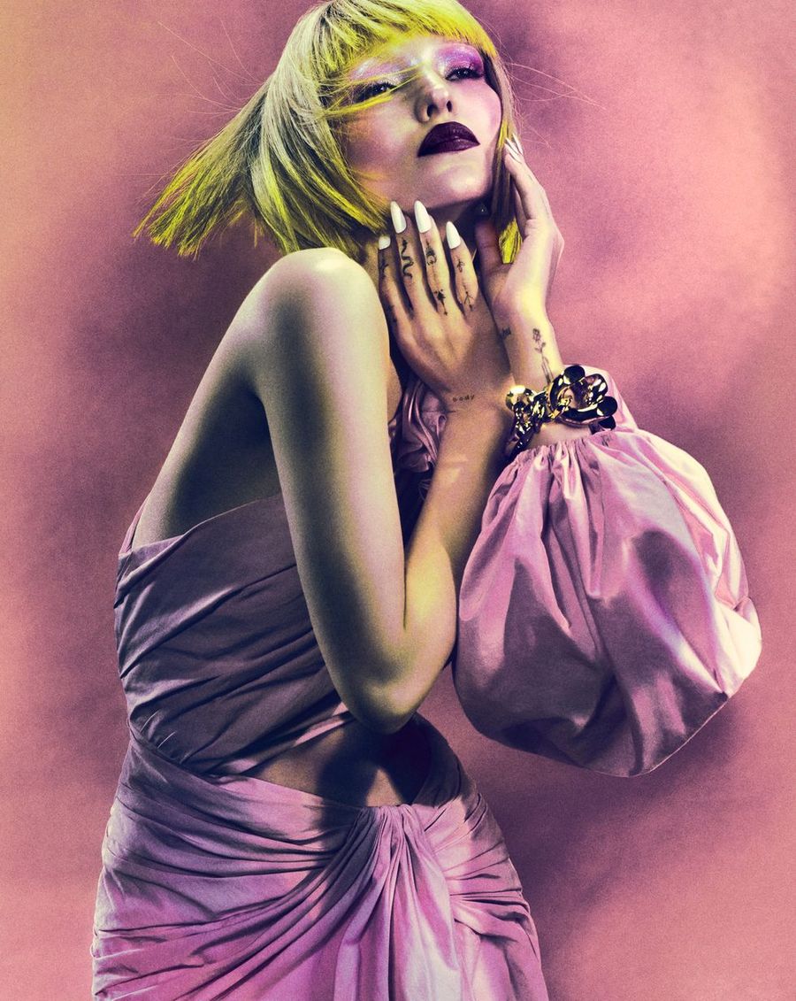 Dove Cameron en la nueva campaña de Carolina Herrera.