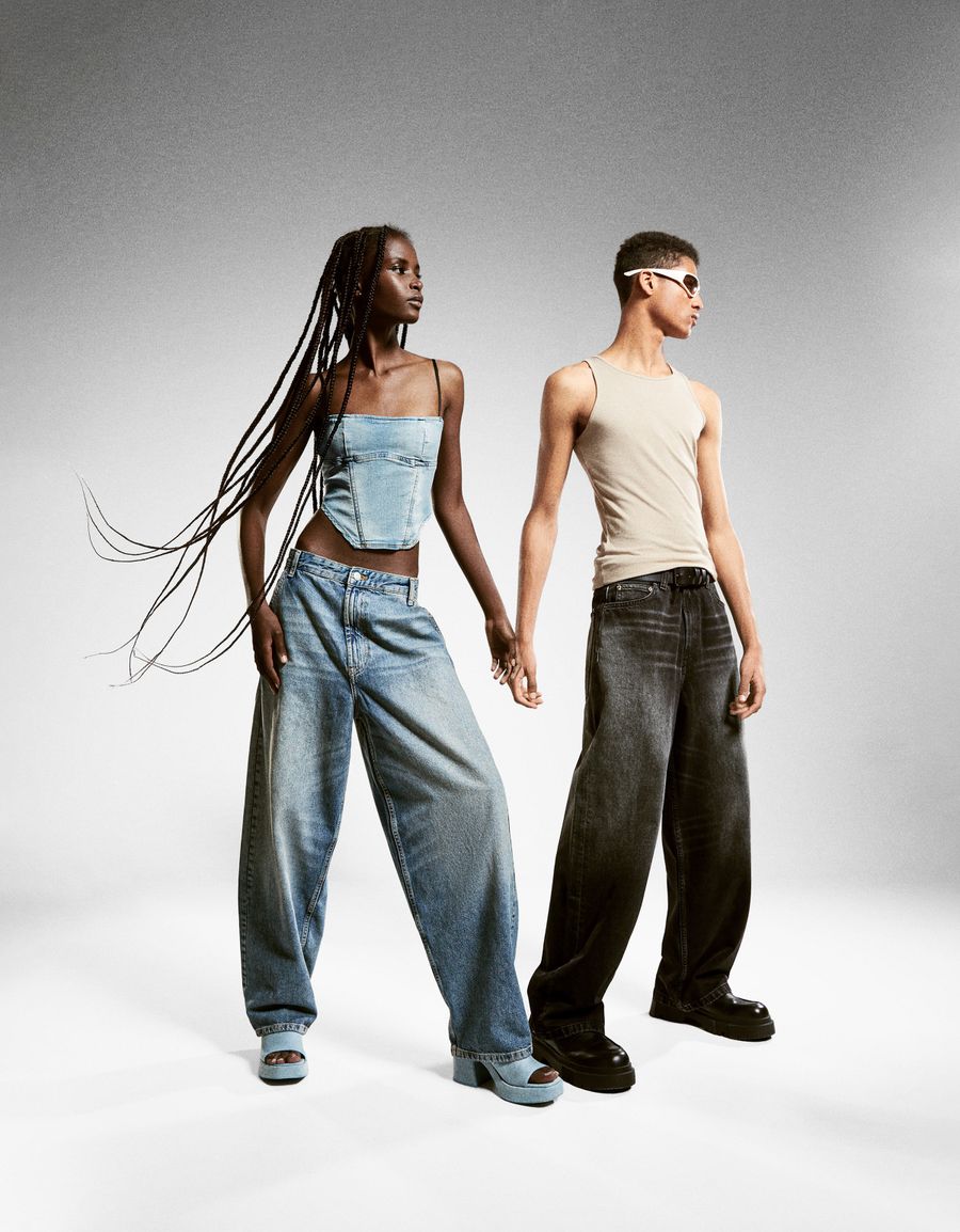 Bershka también presenta Dyeland Demin para hombres.