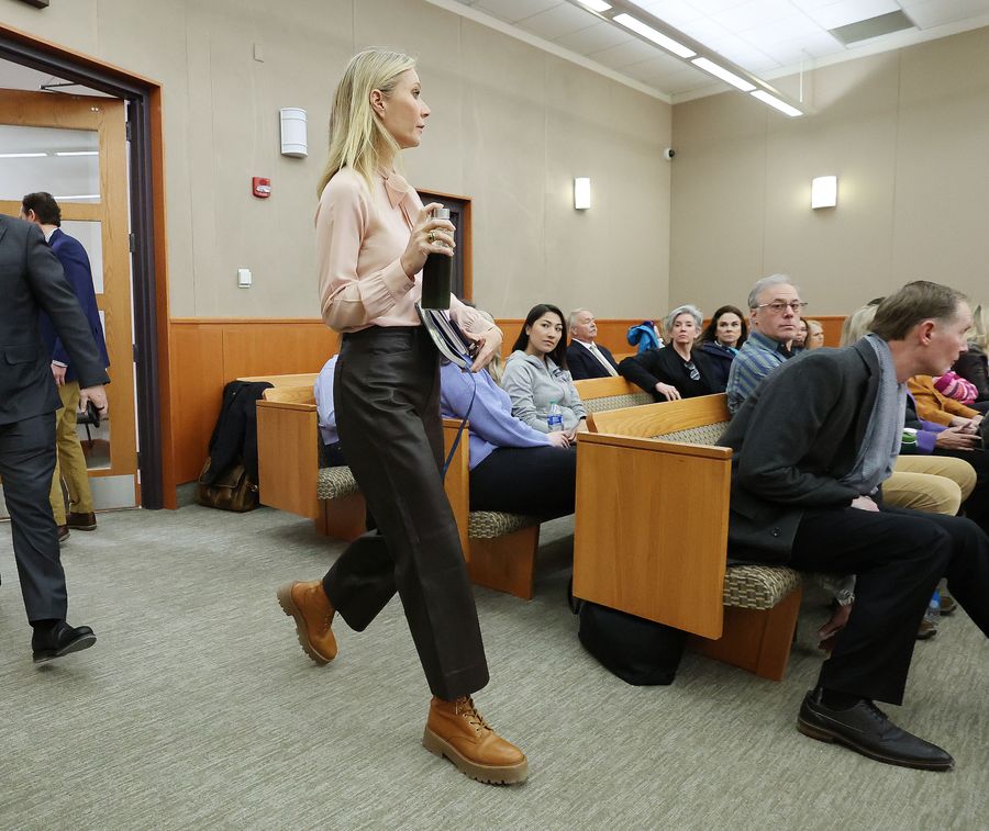 Gwyneth Paltrow se muestra con una actitud irreverente durante el juicio.