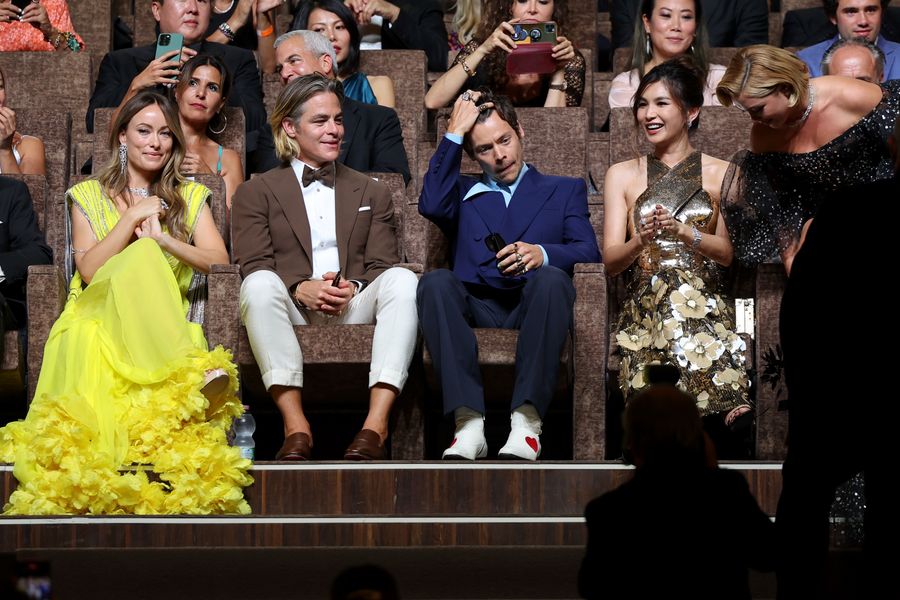 Chris Pine y Harry Styles minutos después del escupitajo.