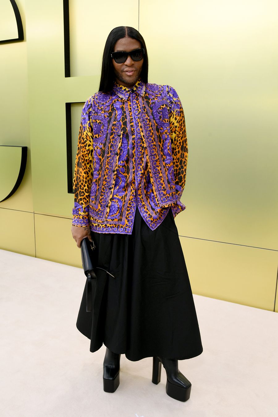 El reconocido stylist, Law Roach en el desfile de Versace FW23.