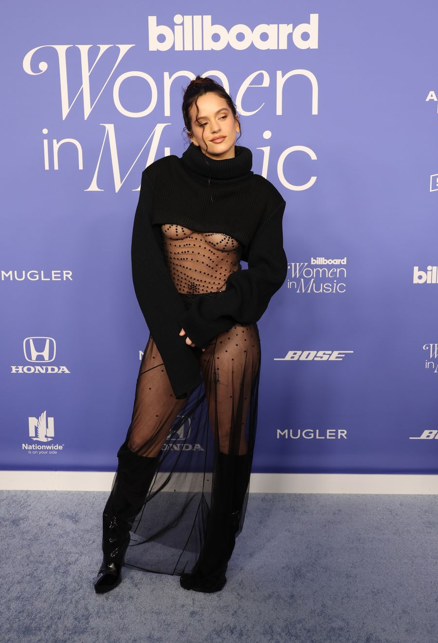 Rosalía demuestra que el underboob es el escote más hot de todos.