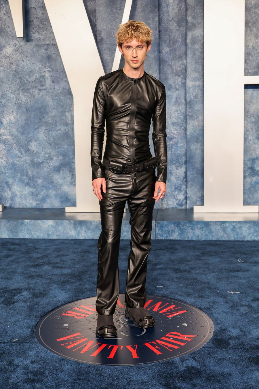 Troye Sivan en la red carpet de Vanity Fair 2023.