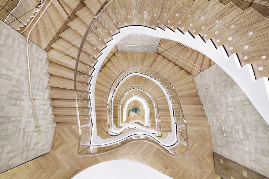 Uno de los detalles más asombrosos de la boutique es la escultórica escalera.