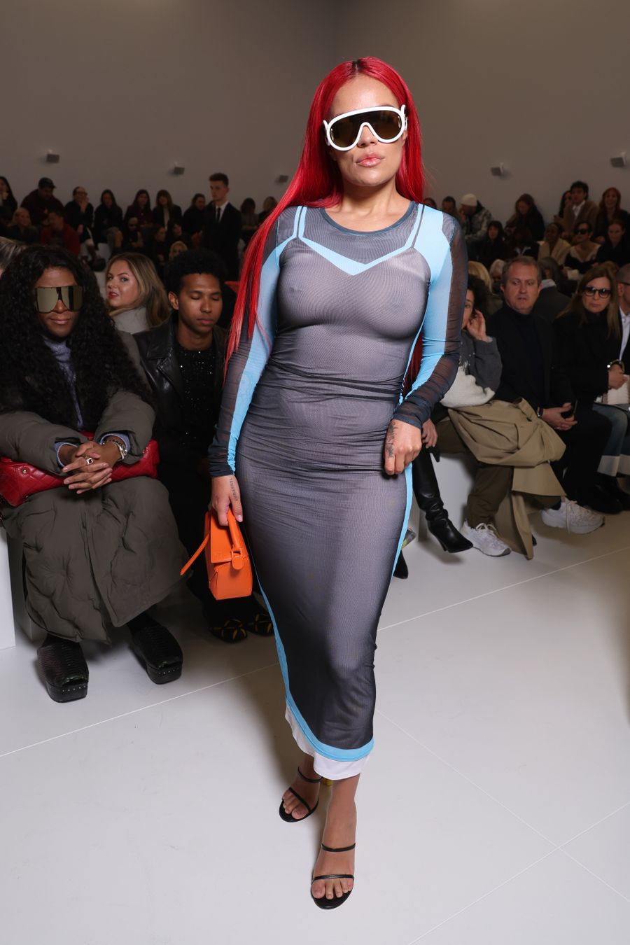 Karol G lució un diseño que enmarcaba su figura en el desfile de Loewe.