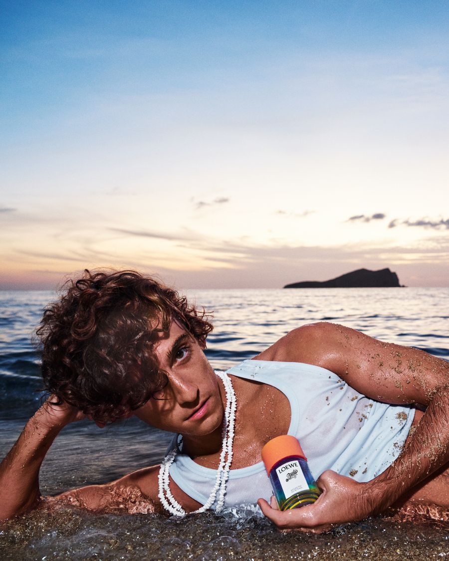 LOEWE_FW23_PAULAS_IBIZA_GRAY_SORRENTI_CAMPAIGN_RGB_CROPPED_4X5_25M.jpg
