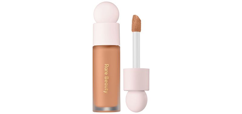 RARE BEAUTY-maquillaje-piel seca-look-makeup-base-corrector-polvo.jpg