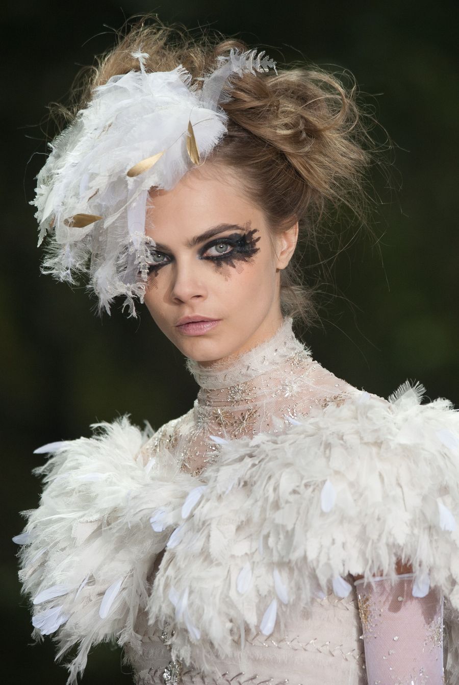 cara chanel plumas
