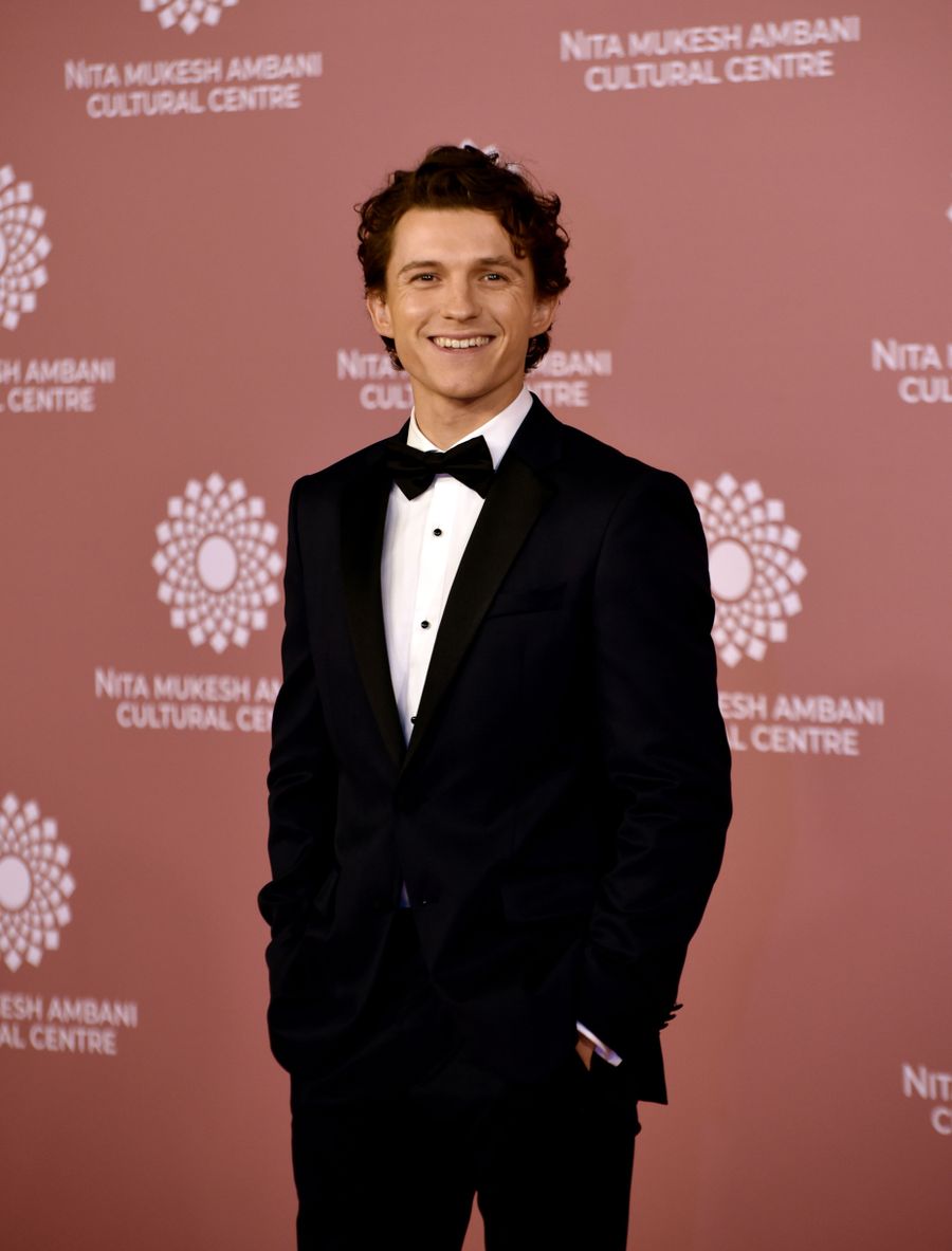 Tom Holland lució un elegante traje negro.