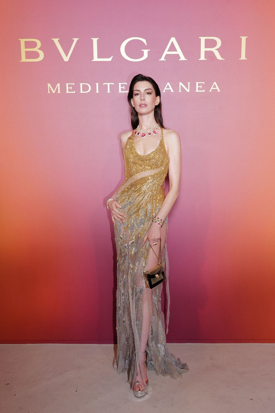 Anne Hathaway deslumbra en un diseño Versace durante la presentación de la nueva colección de Bulgari. 